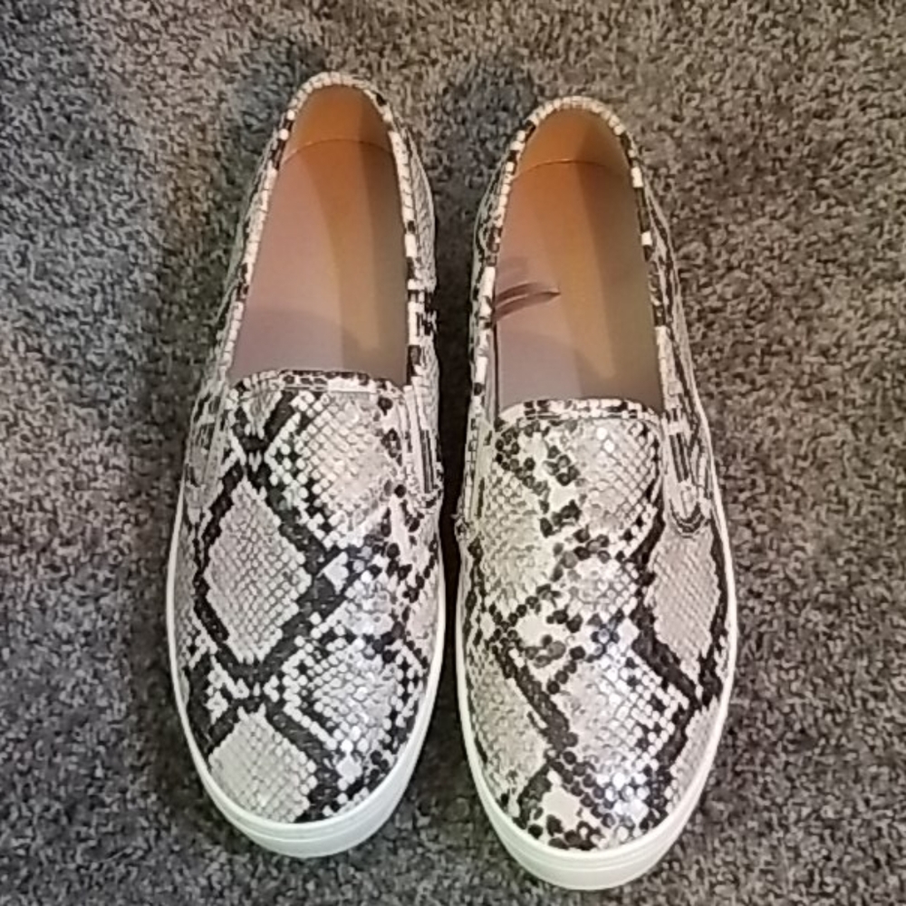 Never worn Pink snake print shoes